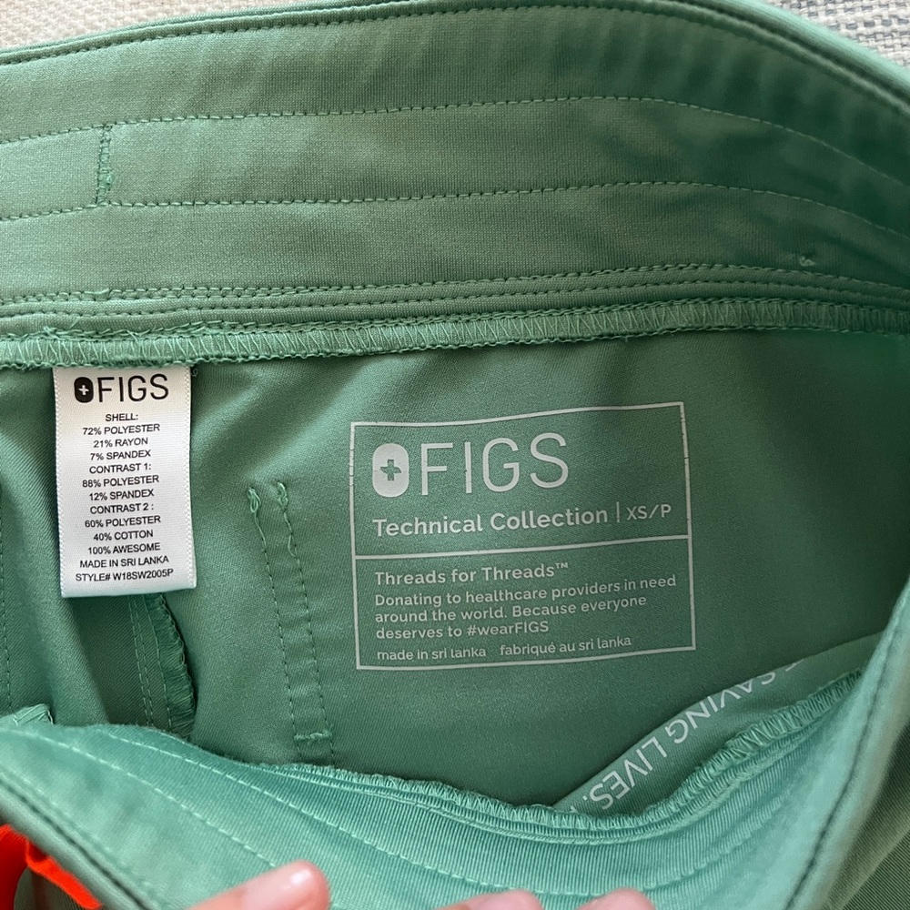 Figs scrubs jade green XS top XS petite jogger bottoms